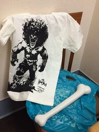 “ルチャ女子”元井美貴さんは、ミステル・ニエブラ選手のオリジナルTシャツと、バルバロ・カベルナリオ選手の「骨」をなんと4000円!で購入