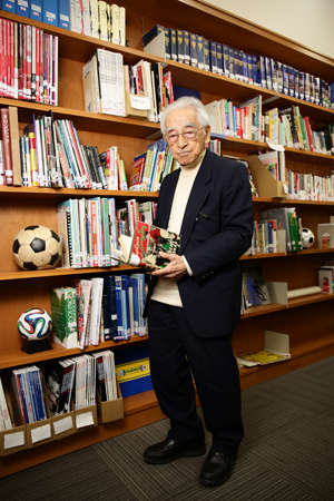 インタビューは神戸市立中央図書館の一室「神戸賀川サッカー文庫」で行なった。賀川さん所有のサッカー関連蔵書の一部が受託され、昨年4月から一般公開されている