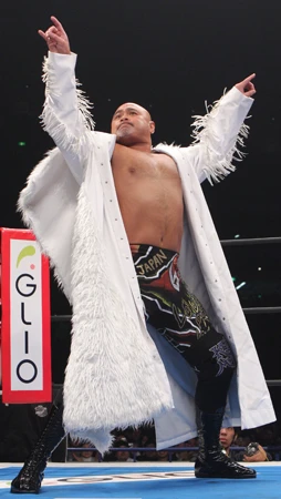 武藤敬司のテーマ曲『HOLD OUT』は、『爆勝宣言』に並ぶ超名曲。全日本プロレスに移籍してからの『SYMBOL』も鈴木氏が作った曲だ