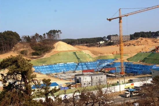 フィギュアスケート会場の建設予定地。組織委員会は「工事は順調」と言うが…