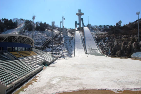 平昌の市街地から遠く離れた山あいにもともとあるスキーのジャンプ台