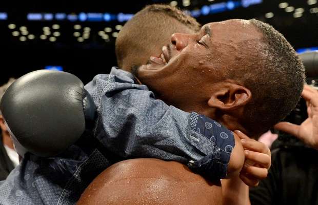 【福田氏コメント】骨肉種を克服したジェイコブスが世界王座を獲得した直後の写真。リングに上がってきた息子を抱き上げているところです