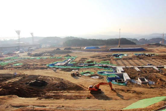 昨年10月に着工し、早くも建設の遅れを不安視される室内競技場。ソウルとの分散開催もささやかれる