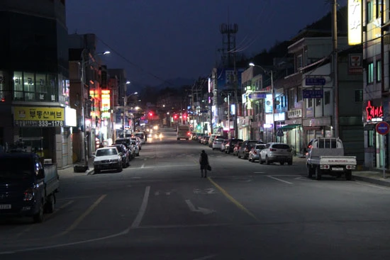 完全に静まり返る夜の街。“五輪ムード”はどこにもナシ