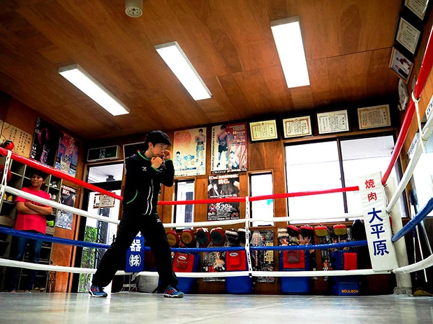 鏡の前でのシャドーボクシング。フォームのチェックに余念がない