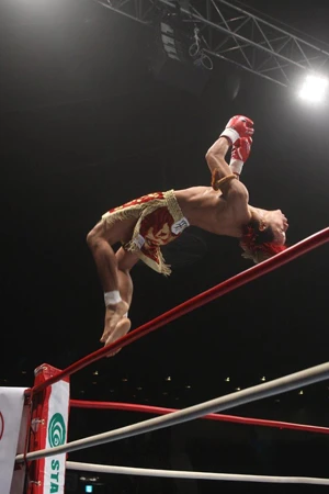 勝利するとコーナーポストから宙返りする。少しでも観客に自分を印象づけたいからだという　（Ｃ）Ｍ－１　Ｓｐｏｒｔｓ　Ｍｅｄｉａ