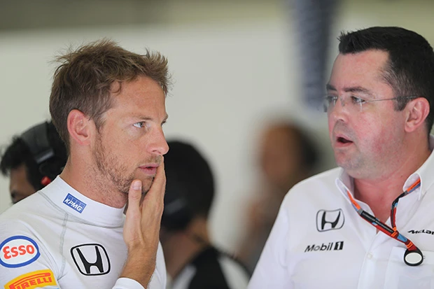 マクラーレン・ホンダに念願の初ポイントをもたらしたバトン(左)。苦しい戦いにも不満ひとつ漏らさないのは第3期で苦労したから?