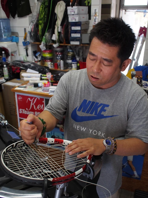 固定器具にラケットを設置した後、ストリングを上下に通していく。スピードと正確さが求められる作業である。錦織は試合中の張り替え依頼も多く、その場合は通常20~25分かかるところを15 分ほどで仕上げる