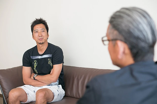 兄さんと呼ぶほど懇意の橋本氏と兵庫・芦屋にある自宅近くのホテルでリラックスムードの対談。「昼も近くで子供と食事してきたんですよ」