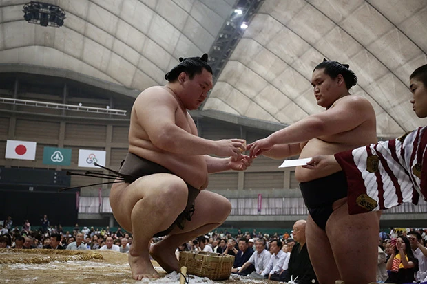 春場所では36連勝中だった白鵬(左)から金星。夏場所では初優勝を果たし、白鵬の連覇を6で止めたが…