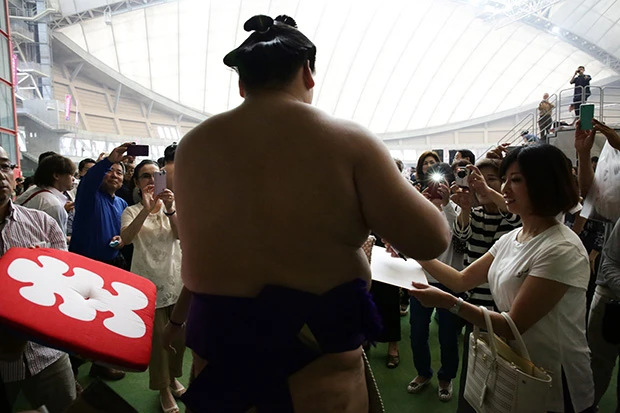 夏場所の優勝と大関昇進で一躍人気者に。急に注目度が上がったことへの戸惑いもあったようだが…