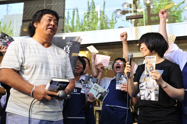  女性書店員が手書きのＰＯＰを読み上げると、照れくさそうな笑顔を見せた