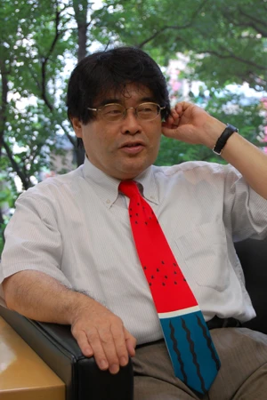 “千のネクタイを持つ男”の異名を持つ柴田さん。夏らしいスイカ柄が爽やかだ