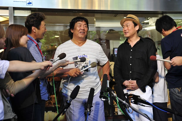  『真説・長州力』の著者・田崎健太氏（右）と、取材時のエピソードを語る長州氏