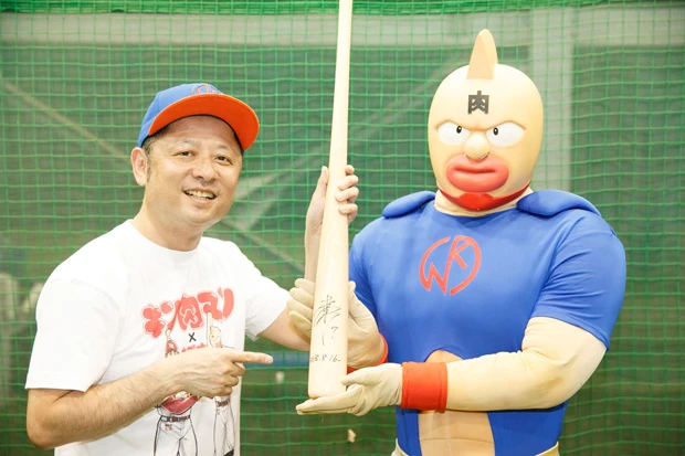 描き下ろしイラストのお礼に松井選手のサイン入りバットがプレゼントされた