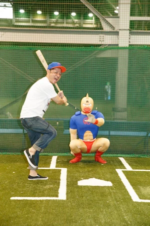 サイン入りバットで打席に入るゆでたまご・嶋田先生。キャッチャー・キン肉マン。バット大切にしてくださいよ!