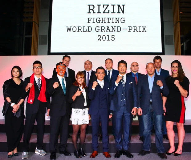 10月8日、RIZIN発足会見を行なった榊原代表(中央)。出場選手のヒョードル、桜庭、青木、RENA、ガルシアの他、高田延彦、小池栄子、各国の団体プロモーターも登壇した