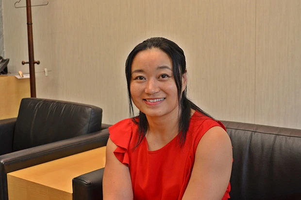 普段着も赤がお好き? 女性らしい柔和で穏やかな素顔だが…