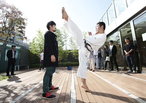 編集クジライの頭をかすめる、鎌田選手の上段後ろ回し蹴り