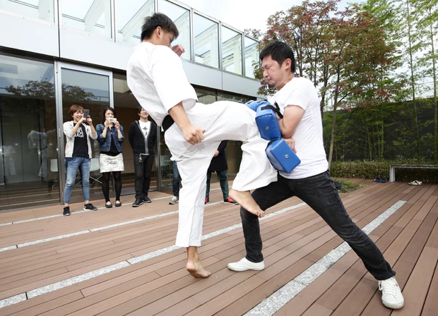 南原選手の膝が突き刺さり、顔がゆがむ。ミットを持っていたとはいえ、しばらく腕と肋骨に痛みが残った