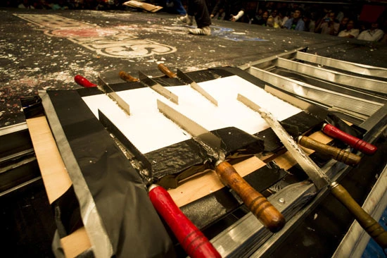 選手たち自らが手作りしているノコギリボード。このボードに背中から叩きつけられた日には…