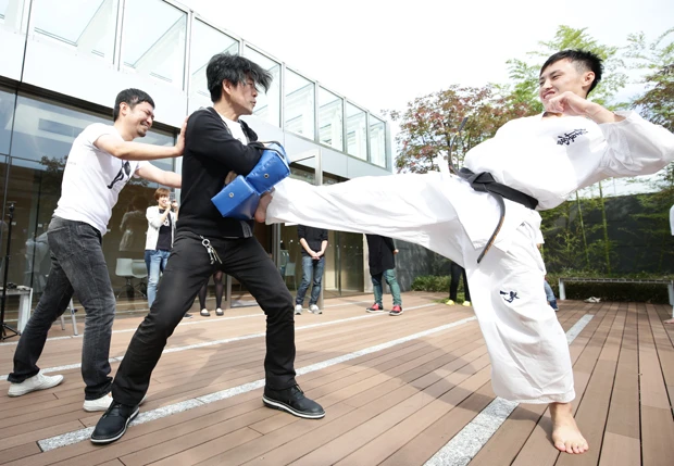 押忍 極真世界大会に挑む若き空手家たちが超絶来襲 編集長も最高峰の 一撃 にぶっ飛ばされた 写真 ニュース 週プレnews 週刊プレイボーイのニュースサイト 押忍 極真世界大会に挑む若き空手家たちが超絶来襲 編集長も最高峰の 一撃 にぶっ飛ばされた 写真 ニュース 週プレnews 週刊プレイボーイのニュースサイト