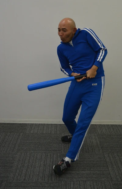 新ネタ「前の打席でインコースを攻められ、自打球が当たったために次の打席でインコースが怖くなっている、高知ファイティングドッグスのブルキナファソ出身・ラシィナ選手」