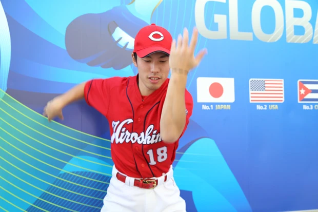 マエケン体操ならぬ、マネケン体操を始めるとちびっ子ファンの人だかりが!