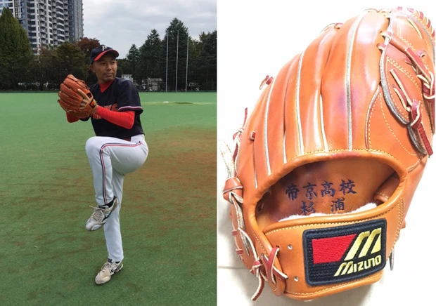 所属する草野球チームのユニフォームを来て投球練習をする杉浦(左)。使用しているグラブは、苦難の時代をすごした帝京高校野球部時代のもの(右)