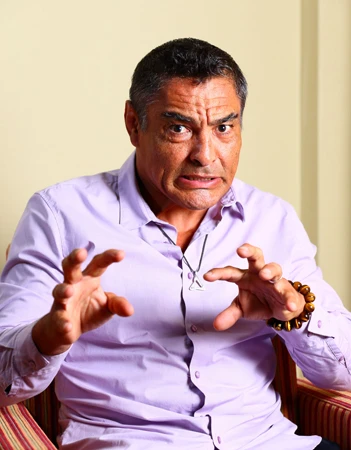 旧知の長尾カメラマンに向かって、おどけたポーズをとるお茶目な一面も!