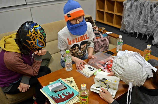 「シューティングスターは内側を向いていて、外側を向いてるのは…」「最後のプレスの仕方が…」と、技のお勉強。1を訊けば100が帰ってくるのがプロレスファン!?