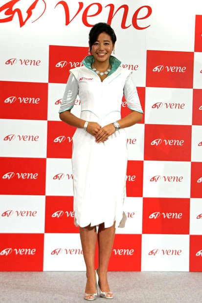  発表会では、普段と違うドレス姿で登場し「着る機会が少ないので、このようなドレスを用意していただいてすごく嬉しい」と喜んだ