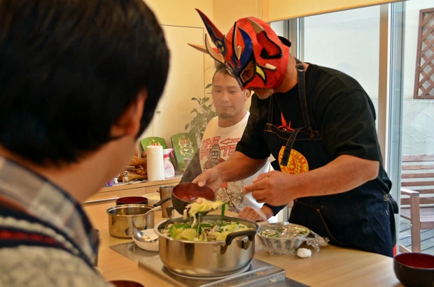 具材を入れる順番も大切。火の通りにくい大根、肉、野菜、豆腐の順に入れ、彩りのニラは最後に! これも「見た目がきれいな方がと永源さんに教えられた」(ライガー選手)のだとか