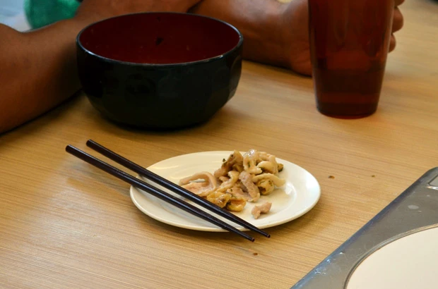 本間選手の皿にはよけられた鳥皮が。「おいしいんですけどね、今カラダの調整中なので」（本間選手）。コーナーポストからの「こけし」も毎日の努力から生まれているのだ…！