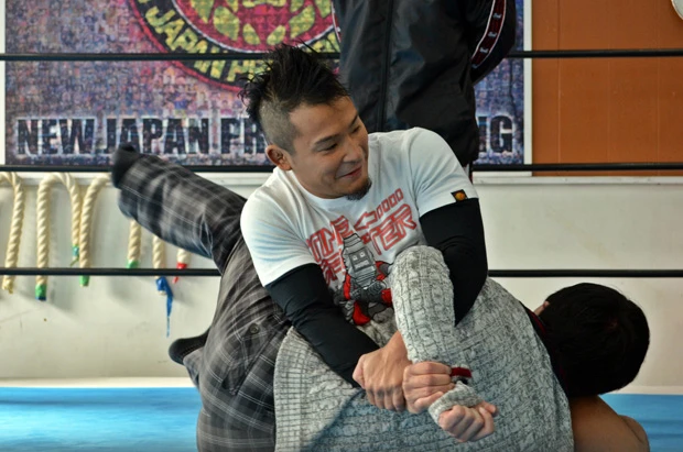 KUSHIDA選手に腕と手首を極められ「ロープ!ロープ!」と嬉しい悲鳴を上げる参加者