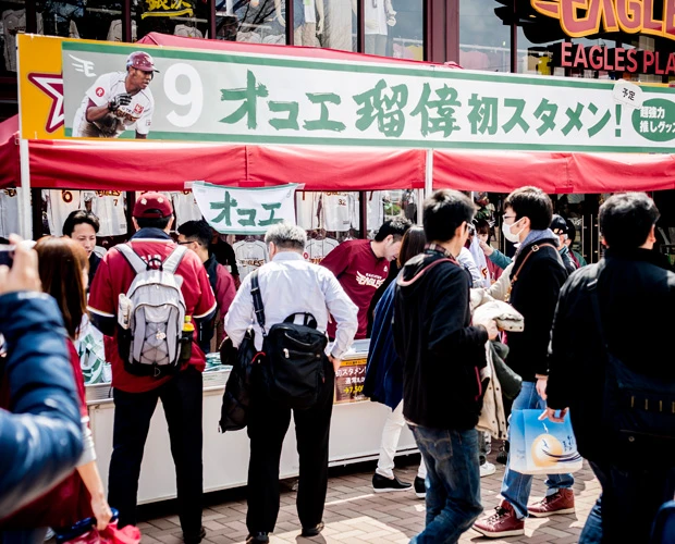 プロ初スタメンを記念して、この日、球場にはオコエグッズのみを販売する出店が突如、出現。大いににぎわっていた