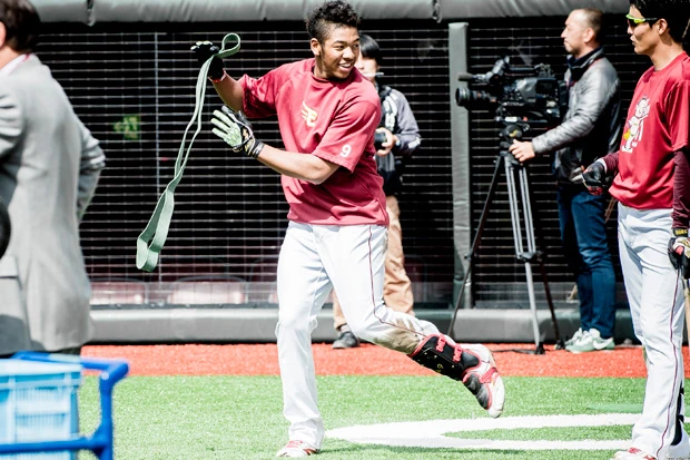 試合前、リラックスした表情でウオーミングアップするオコエ。先輩たちの温かいまなざしも印象的だった