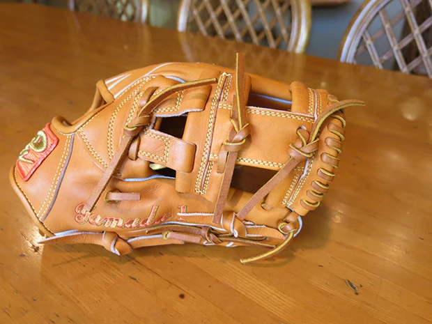 山田が使用するグラブはなんと市販のもの! プロの一流選手では極めて異例なことだという
