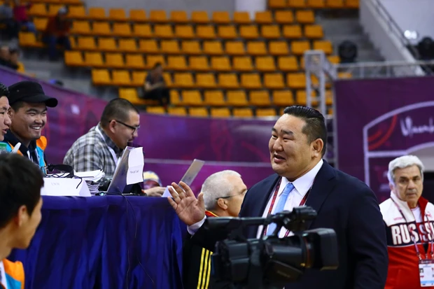 プレス席を回り、「時間があれば、皆さん一緒に食事しましょう」と労(ねぎら)うなど、周囲への気遣いも欠かさない