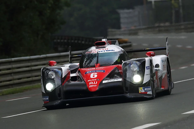 TOYOTA TS050 HYBRID 今季のル・マンに挑むトヨタのニューマシンでブレーキから回生したエネルギーのストレージも従来のキャパシタからリチウムイオン電池に変更。2.4Lのターボエンジンと電気モーターを足した最大出力は1000馬力