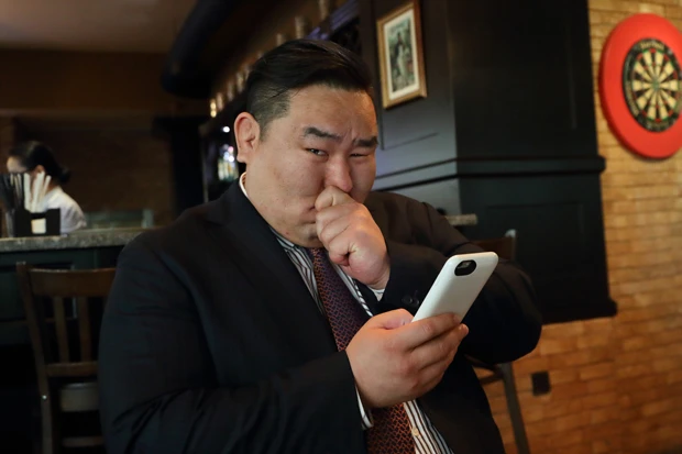 自身が経営するビアレストランにてスマホをいじりながら、おどけた顔を見せる朝青龍