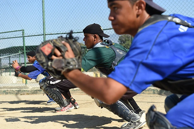 “エア送球練習"を繰り返す捕手4人。地味なメニューを辛抱強く繰り返し、ベネズエラの選手は基礎力を高めていく