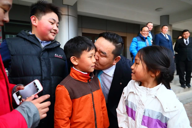 子供たちが「アサショーリュー!」と駆け寄ると、サインや握手に応じ、キスをしていた