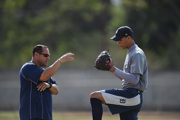 ベネズエラ人コーチが々、フォームについて細かく指導。選手たちは吸収力が高く、美しいフォームで剛球を投じていく