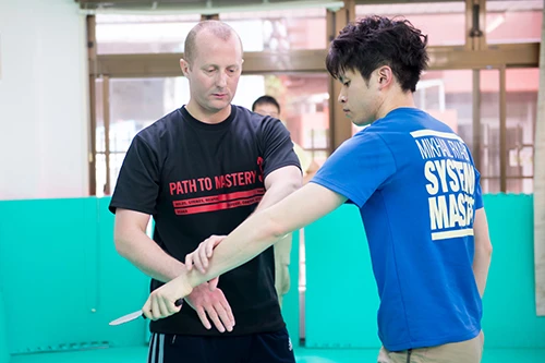 万が一、ナイフが刺さったとしても、システマを会得していれば刃先が入り方が異なって傷が浅くなるため自分を助けることができるのだという。
