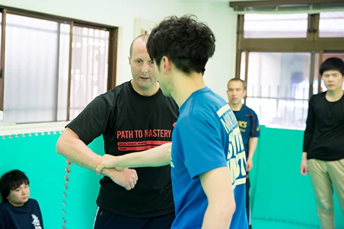 手をつかまれた後、腕を軽く引いたとたん相手が倒れそうに…