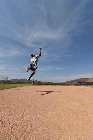 日本人選手では、おそらく不可能なフォームでのスローイングも高い身体能力でカバー