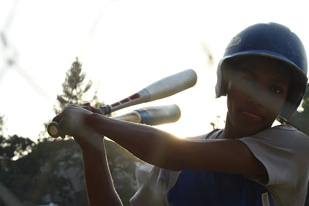 力強いスイングで打撃練習を行なうベネズエラの少年