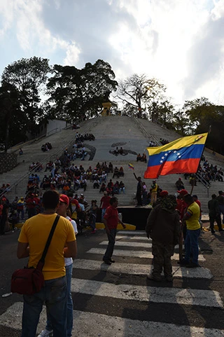 国の経済状況は最悪ながら、現マドゥロ大統領を支持する国民は依然、3割存在する。写真は大統領支持派の集会