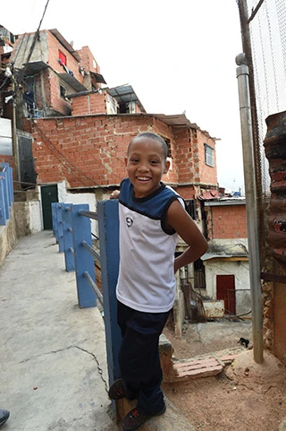 バリオに暮らす7歳の少年はいつも人懐っこい笑顔を浮かべる。夢はプロ野球選手